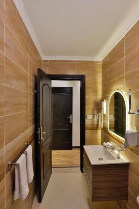 Parkside Boutique 3 Bbr Serviced Apartment - Ocean Blue - Near Airport Kairo Eksteriør billede